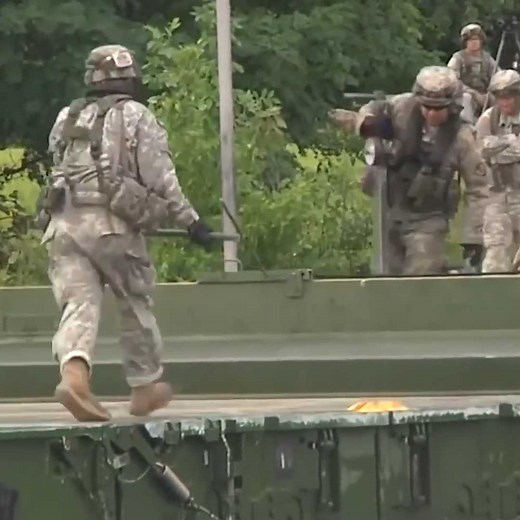 U.S. Army Engineers demonstrate their capabilities building a Ribbon Bridge. | UNILAD Tech