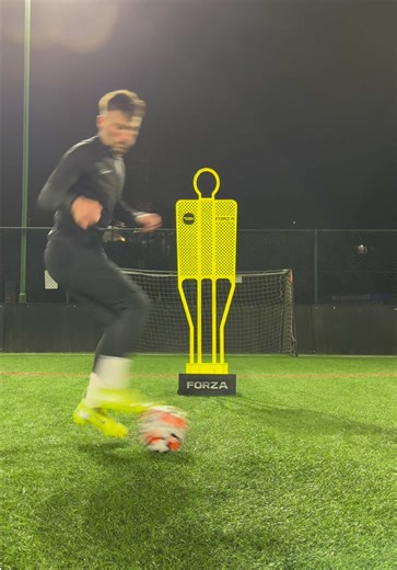 16 Essential Turns to Evade Danger in Football