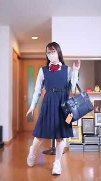 制服ジャンパースカートに白のハイソックスのコーデです