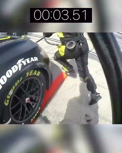 The fastest pit stop in NASCAR history 😳 (via joegibbsracing/IG)