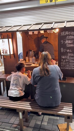 週に2回(水、金曜)のみの営業の珍しい屋台ラーメン！ 醤油豚骨のラーメンのクオリティの高さは屋台の域を超えている。 屋台で持ってくるのが限られてるから提供は杯数限られてるけど、 学生さんもひっきりなしに来て、愛されてる埼玉浦和美園駅に現れる人気ラーメン屋台【麺や雅】 #埼玉グルメ #屋台 #ラーメン #japanesefood #rahmen