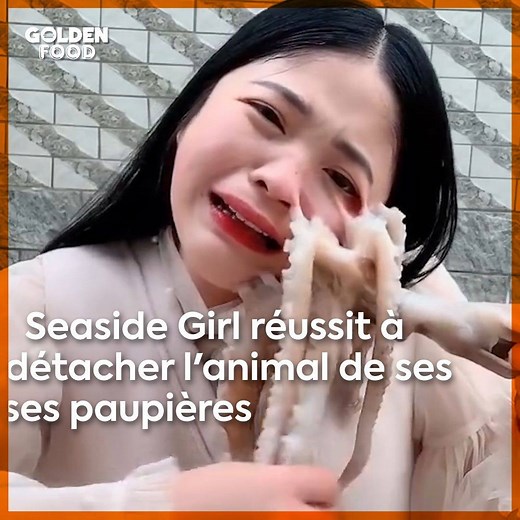 La mauvaise idée du jour : manger du poulpe vivant. Le visage de cette youtubeuse en a fait l'amer expérience... Avec Golden Food | Golden News