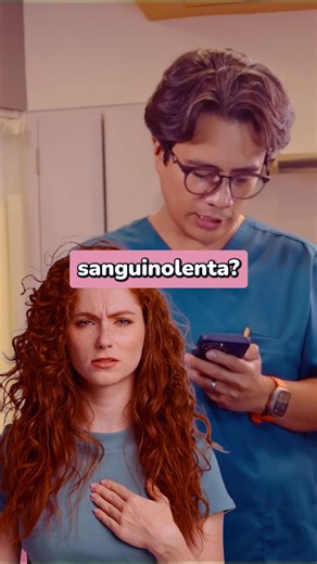 ¿La ectasia ductal puede causar secreción con sangre? 🩺 Sí, la ectasia ductal puede causar secreción sanguinolenta o serohemática por el pezón, aunque no es la causa más frecuente. 🔍 Este sangrado ocurre por inflamación y dilatación de los conductos, que vuelve más frágil su pared. Aun así, cualquier secreción con sangre debe estudiarse, porque también puede relacionarse con papilomas intraductales u otras lesiones que requieren descartar cáncer. ⚠️ La evaluación incluye exploración clínica, e