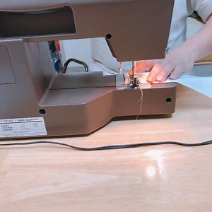 ✨ 今日はミシン😱😱😱 苦手なんだよなぁ〜。 はぁ😱 ✨ さぁッ！ ✨ 《納骨袋》を作りまっす ✨ いくつかある当店のオリジナル商品の１つです。 ✨ 土に還る素材だけで作りますので、基本は綿、麻系の糸と布で制作です。 ✨ 僕のまわりでは、玉止めや返し縫いは御法度なので、縫糸は長めに残しておきます。 ✨ 今回のサイズは京都や名古屋でよく使われる【中骨】、【半骨】と呼ばれる大きさです。 ✨ 最後に天竺のテープをループに通して完成です。 ✨ 役割分担は、 嫁：アイロン、ぼく：ミシン😭 ✨ きっと素敵な袋が完成します。 ✨ ではまた。。。 ✨ #納骨袋 #骨袋 #天然素材 #ミシン #アイロン #天竺木綿 #和晒 #さらし #仏壇 #仏具 #おぶつだんの聖光堂小池佛具店 | おぶつだんの聖光堂 小池佛具店