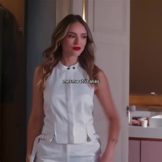 Isabelle Drummond gag compilation | novo mundo heart-stopping scene
