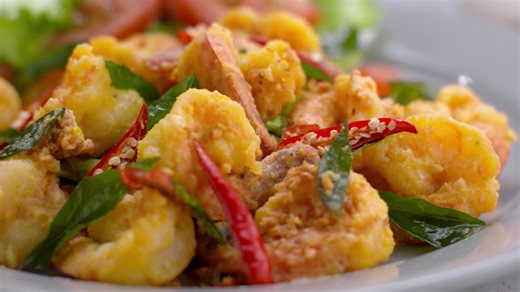 68K views · 2.6K reactions | Golden Crisp Prawns with Curry Leaves is a dish to behold. Watch to learn how to make these heavenly salted egg prawns! A delightfully crispy, flavourful dish that will spice up your meal wonderfully. | Asian Food Network | Facebook