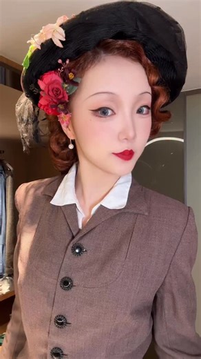 Isabelle Bonbon | 1940s Hair Tutorial #1940s #1940sstyle #1940sdress #1940shair #vintagehair #oldhollywoodglamour | Instagram