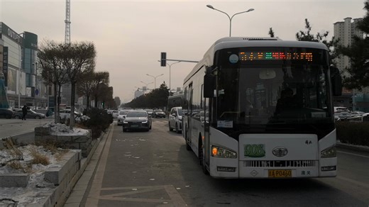 【长春公交】微循环线路906路一汽CA6100URN24（CNG）康明斯天然气国五型公交车（车牌号：吉A•P0460）与Z16路进出站