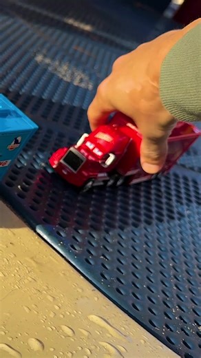 Disney Pixar Cars falling into deep swimming pool with water, Lightning McQueen, Tow Mater…#cars #mcqueen #pixartoys