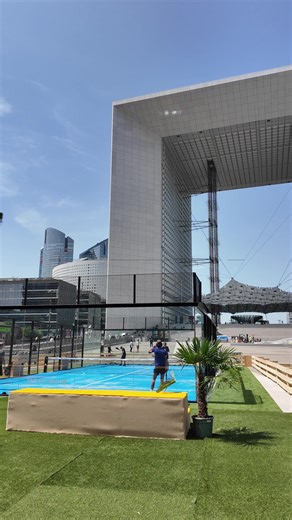 Tu préfères ? Jour ☀️ ou nuit 🌙 ? Resto 🍔 ou terrasse 🍹 ? Faire la fête 🎶 ou chill 🧘 ? Œuvres d’art 🎨 ou tours iconiques ? Shopping 🛍️ ou balade 👟 ? Spoiler : à Paris La Défense, tu peux tout faire 😉 👉 Réponds en commentaire #ParisLaDéfense #TuPreferes #LifestyleUrbain #ladefense