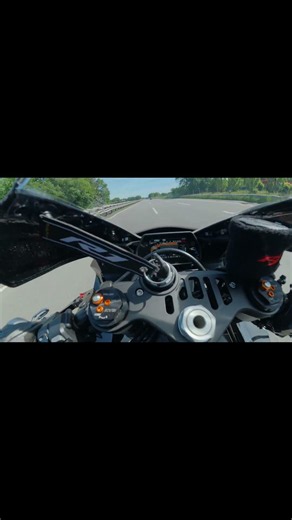 How to accelerate correctly on the german Autobahn with a Yamaha R1
