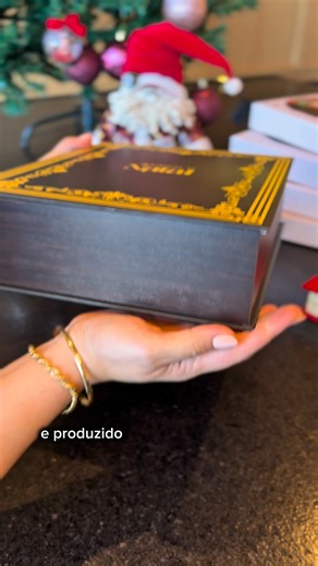 👉🏼 ATENÇÃO FOTÓGRAFO! Existe um produto capaz de transformar o seu ensaio de Natal em um momento inesquecível... Criado por Émerson Coito, o Livro Mágico nasceu para despertar o encantamento nas crianças e trazer brilho aos olhos dos adultos. Dentro dele, uma luz dourada se acende e um espelho revela a verdadeira magia: o reflexo de quem acredita. ✨ Use-o em suas sessões para criar aquele momento especial, o instante em que todos param, sorriem e se deixam levar pela imaginação. ✨ Conheça essa