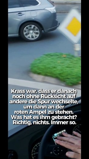 Ein Bus? Ach, den hab ich gar nicht gesehen…" Klar, passiert ja ständig, so ein kleines, unscheinbares Gefährt, kaum zu übersehen. 🙃 Unser Alltag: Geschnitten werden, jemand nimmt die Vorfahrt oder bremst uns einfach aus und das gefühlt jeden Tag. 😤 Ehrlich, geht’s nur mir so, oder wird’s im Straßenverkehr immer schlimmer? Das Video steht übrigens symbolisch für so viele andere Situationen da draußen. Ob Auto, Fahrrad, Bus oder Fußgänger, überall das gleiche Spiel: „Hauptsache ich, und nach mi