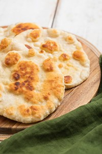 Avete finito il pane e non sapete come fare la scarpetta al vostro piatto preferito?😱Provate a fare questo pane in padella di Manu Cookandrock!🥖💛 Facile, veloce e gustosissimooooo😋 Trovate il testo ricetta qui 👉 https://ricette.giallozafferano.it/Pane-in-padella.html | Blog Giallozafferano