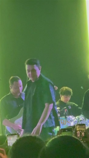 Tulus : sudah ngga grogi n nervous setelah berulang kali Teh Hijau naik panggung, “hari hari berulang, misteri lenyap senang#tulus #tulusong #tulustehhijau🍃