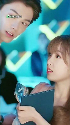 Public love on full display—and it’s irresistibly sweet. 💖 #Moonlight #月光变奏曲 | iQIYI Malaysia