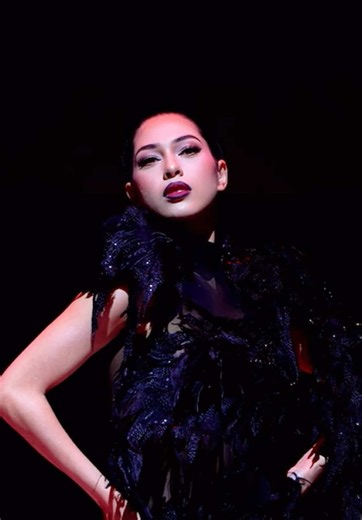 Dark glamour. Fearless elegance 🖤 Runner Up Miss Cosmo 2025 @Chelsea Fernandez set the tone for the evening, delivering an unforgettable opening for Frederick Lee’s newest collection from Singapore at VIFW #MissCosmo #FrederickLee #ChelseaFernandez #RunnerUpMissCosmo2025 #UniMedia