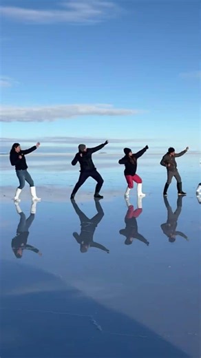 Floating!! ✅ #bolivia #salardeuyuni #solotravelingisfun