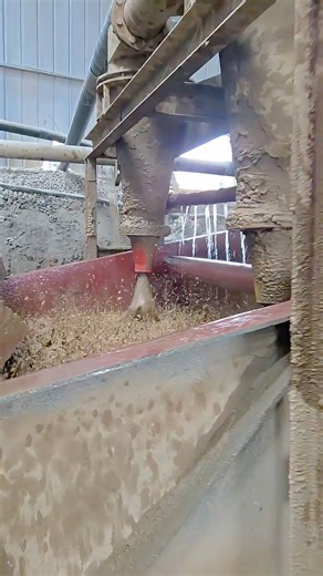 Miningsolution on Instagram: "Struggling with "Dirty Sand" or Screen Overload? 🚧 If your wheel sand washer and dewatering screen aren't balanced, you'll face two costly problems: ➤ "Unwashed sand" – Washer can’t handle feed volume or clay load. ➤ "Screen flooding" – Dewaterer is overwhelmed, losing efficiency and sand. Fix the mismatch with 3 key steps: 1️⃣ Right-Size for Dirt & Water Don’t just match "tons per hour." Calculate based on peak feed conditions – highest moisture and clay content.