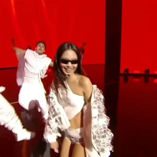 “no i’m not thinking ‘bout no exes know they miss me” and she turns to look at the artist side 😭 | UNIVERSAL BLACKPINK