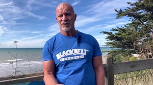 Certains pratiquants voire entraîneurs de Boxe-Thaï ou MMA (la plupart du temps) disent que les coups préconisés en Self-Défense (et par extension Krav-Maga et Penchak-Silat) tels que : les piques aux yeux, les frappes aux parties génitales, à la gorge, etc NE FONCTIONNENT PAS en situation réelle. Que ces techniques relèvent de "GOUROUS" ou de "MYTHO-JITSU" ! Pourtant, d'autres personnes, pratiquantes également de ces mêmes SPORTS et expérimentées en matière de bagarres de rues, disent totalemen