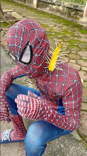 Deadpool saves spider-man from a thorny banana 😱#spiderman #deadpool