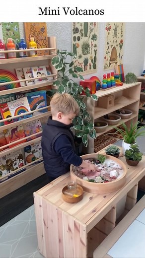 Anthea | Early Learning Play on Instagram: "•MINI VOLCANOS• 🌋 🦕 🌋 🦖 🌋 🦕 🌋 🦖 Look at this super fun science experience using a recycled egg carton to make mini volcanoes. To start, we cut the egg carton to make mini volcanoes and added them into our dinosaur sensory tray. Under the mini volcanoes we added bicarb soda, food colouring and dishwashing liquid. Then we put vinegar into a jar with a pipette for your toddler to use, placing the vinegar directly onto the mini volcanos. Mr3 loved