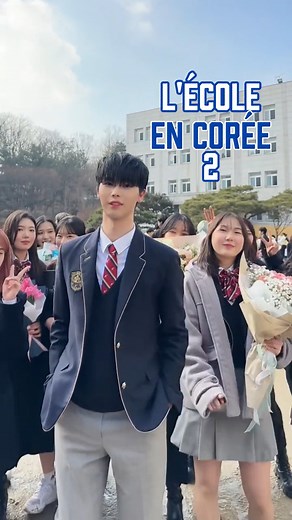 📚 L’école en Corée, c’est NEXT LEVEL ! 🇰🇷😳 Après 16h d’étude par jour, les élèves doivent encore suivre des règles ultra strictes : ❌ Pas de cheveux longs ni teints 📵 Téléphone confisqué dès le matin 💼 Uniforme obligatoire et toujours impeccable Et si tu désobéis ? Pas de punition classique, tu peux finir par faire des pompes ou nettoyer la salle de classe ! 😅 🔥 Tu supporterais ces règles ? Dis-moi en commentaire ! 👀💬 #ÉcoleEnCorée #CoréeDuSud #SchoolLife #Asie #CultureCoréenne #Educat