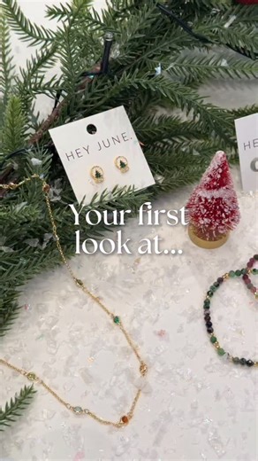 PRESENTing…. (See what we did there?) your very first look at Hey June Holiday 2025!🎁🎄 EEEEEEEEEEKKKKKKKKKK!!!!! We’ve got a whole line of completely designed and customized Hey June charms and studs (as in our designer DREW THESE HERSELF!!!) that will rock your world. Like, that snowglobe stud? I can’t handle its cuteness! I can’t believe we made these. Oh, and our Holly chain is absolutely the cutest Christmas necklace we have had in the history of Hey June and I stand by that statement! Col