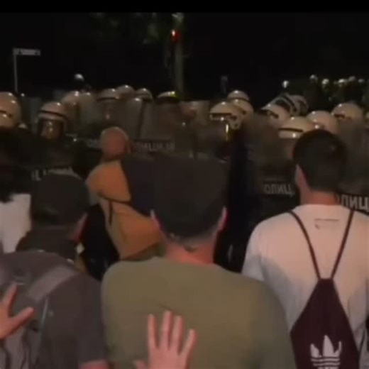 600 reactions · 42 shares | Došlo je i do obračuna građana i policije, zapaljene su baklje sa suprotne strane kordona. Pojedini građani stavili su gas maske. Kod turske ambasade bačeno je nekoliko topovskih udara i petardi, javlja N1 Postavljena je policijska brigada na ovom mestu koja sprečava učesnike protesta koji su krenuli tim putem kućama ili Pionirskom parku da prođu dalje. Video: @bezcenzure.rs | Politiko | Facebook