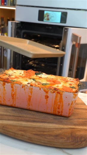 Cesar de la Parra on Instagram: "¡Empieza 2026 bien y ármate esta receta de lasaña increíble! De esas que llenan la casa de olor, que burbujean lento y hacen que todos se acerquen a la cocina a preguntar “¿ya casi?”. 1. Sofríe aceite de oliva con ajo y échalot hasta que suelten todo su aroma. 2. Agrega pulpa y puré de tomate, peperoncino, pimienta y sal. Cocina a fuego lento. 3. Integra un toque de crema para batir. 4. Rebana mozzarella fresca y cuece las láminas de lasaña en agua con sal. 5. Ar