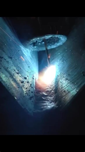 It's all in the wrist. MIG root pass on a 1 inch plate at 18 volts and 200 wire speed. #asmr #howitsmade #weldernation #MIG #welding