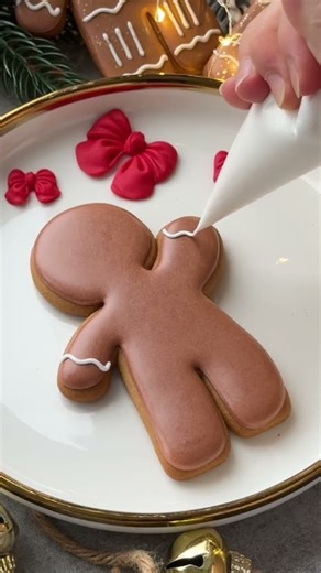 🎄How to Decorate a Gingerbread Man with Royal Icing #shorts #christmascookies #food #recipe