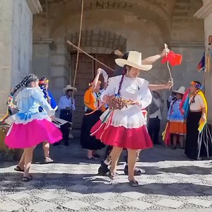 En Cajamarca, una de las danzas más representativas es la danza de las Pallas, que se caracteriza por ser interpretada exclusivamente por mujeres. Esta danza, de origen incaico, es un homenaje a las princesas casadas (pallas) y se baila en diversas festividades religiosas. La danza de las Pallas no solo es una expresión cultural, sino que también refleja la historia y las tradiciones de la región. La palabra "palla" proviene del quechua y significa "princesa casada" o "noble señora inca". La dan