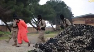 GRAPHIC: Gunman execute alleged spy in sick new ISIS video