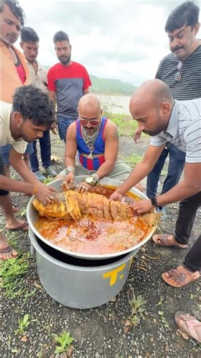 Biggest fish masala rassa….😍❤️🍗 #chickenlegpiece #ulhaskamathe #foodchallenge #indianfood #shorts