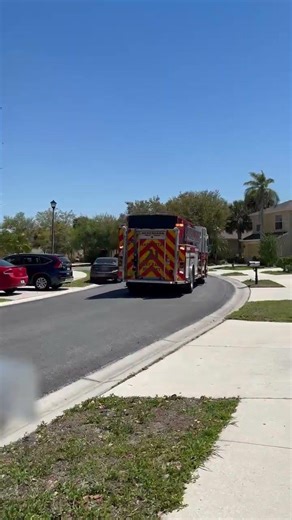 Sarasota County fire engine 21 arriving to scene.