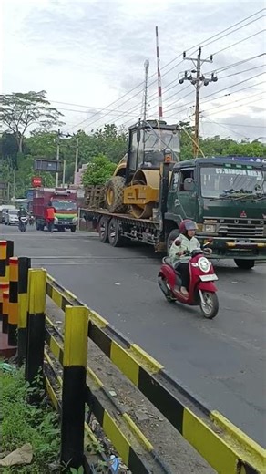 Truk Panjang Melewati Rel | Long Truck Passing the Tracks