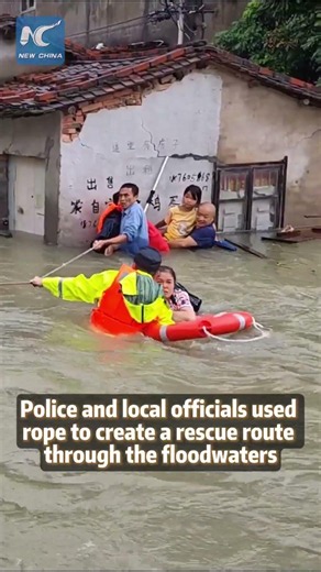 Rope-assisted flood rescue in east China's Fujian
