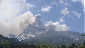 El volcán Merapi, uno de los más activos del mundo, entra en erupción en Java, Indonesia