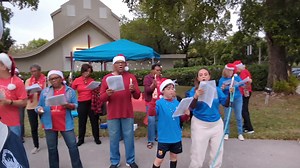 Nuestra gente de Saint Benedict's alegrando la tarde de todos los que pasan con el espíritu navideño... #Advent #Christmasisnear #christmascarolers Saint Benedicts of Plantation, FL | Padre Alberto Cutié - Hablando Claro