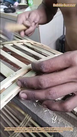 Fabrication d'une cage en bambou : fixation de l'ossature en treillis à l'aide de clous en fer