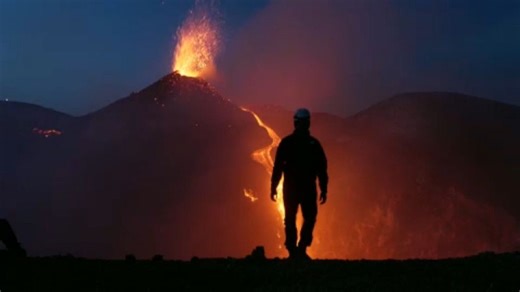 Spektakulärer Ausbruch: Vulkan Ätna spuckt Lava gen Himmel und ins Tal