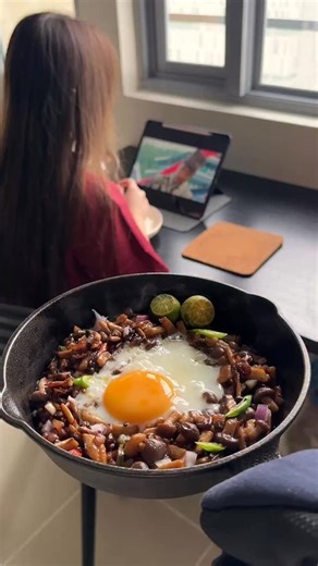 Bro Json on Instagram: "Sizzling Mushroom Sisig 🍄🔥 Ingredients: 2 packs or 400g Brown shimeji mushrooms *1 pack ginamit ko nung una pero ang konti lang kaya dinalawa ko na kaya dumami bigla haha 1-2 tbsp Plant-based oil 1/2 bulb Garlic 1/2 Large Onion 2-3 Green sili 2-3 Red sili 1 tsp Black pepper 1 tbsp Liquid seasoning 1-2 tbsp Mang Tomas sarsa 1 tbsp Mayo 1 Egg 2 Calamansi #mushroom #sisig #recipe"