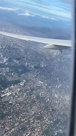 FIRE SEEN FROM THE SKY A black plume of smoke rises above a part of northern Metro Manila in this video taken from the window of an airplane taking flight on the morning of Sunday, December 21. Around that time, a fire raging at a juice factory and warehouse in Caloocan City was already on its fourth hour and had reached the third alarm. The fire was declared under control shortly after but only fully put out hours later on Sunday evening. (📹: Juliana Talde) | via Anjo Bagaoisan, ABS-CBN News |