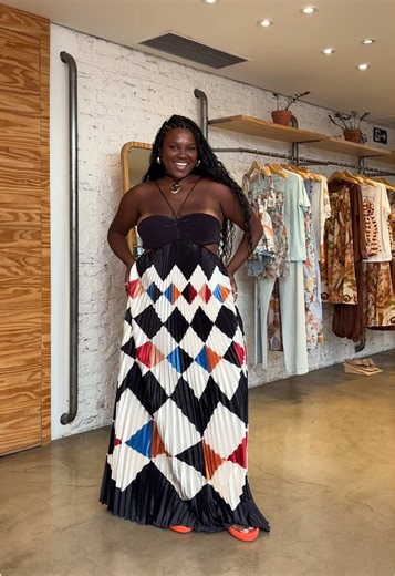 Vestido Plissado da FARM: Seu Novo Desejo