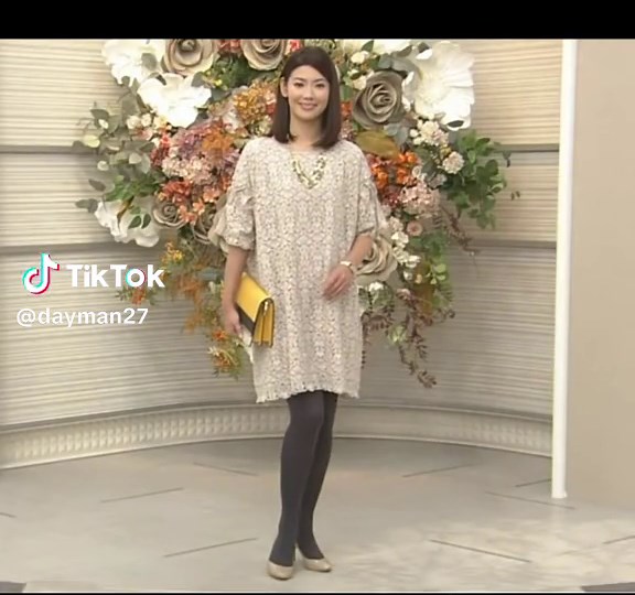 グレータイツは黒より良くない？女子アナパンストのミニスカタイツコーデ