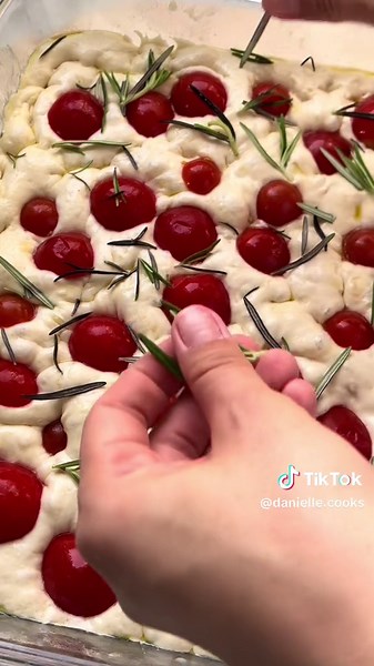 Focaccia cu 12 de ore dospire. Ingrediente: - 420 ml apă calduta; - 7 g drojdie uscată; - 1 linguriță de zahăr; - 15 ml ulei de măsline - 15 g sare; - 500 g făină 00 Pentru extra: -roșii cherry; -rozmarin; -ulei de măsline; Pași: 1. Adaug apa călduță cu drojdia, sarea într-un bol și făina. Cu o lingură de lemn amesteci. 2. Acoperi cu un prosop și las 10 minute. După cu mainile umezite de apă, întinde aluatul și adună-l în mijloc. 3. Repetă pasul 2 4. Adaugă o lingură de ulei de măsline și acoper