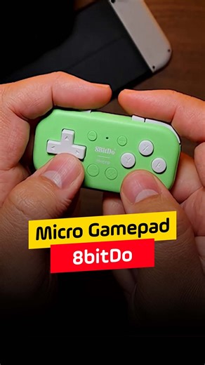 Esse pequeno é o Micro GamePad da 8BitDo, controle com Bluetooth que se conecta em vários dispositivos. 🎮 Ele pesa só 30g, mede menos de 7cm, é compatível com Android, Switch e Raspberry Pi. A bateria dura até 10 horas, mas você também pode usar conectado através do USB-C. Pra mãos muito grandes ele pode não ser a melhor opção. São 16 botões totalmente configuráveis, então você pode adaptar ao que melhor te atende. Se você prefere jogar no controle e quer algo que possa ir pra qualquer lugar, s