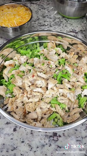Broccoli Chicken & Rice Bake @campbells #ItsCampbells #ad #SecretIngredient #CampbellsPartner #Campbells Click Link In Bio To Purchase Campbell’s Cream of Chicken Soup